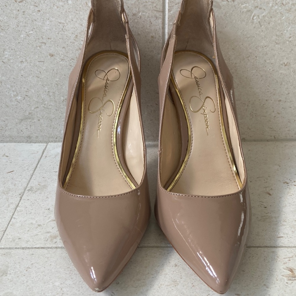Jessica Simpson tan/natural Patent Leather Heels